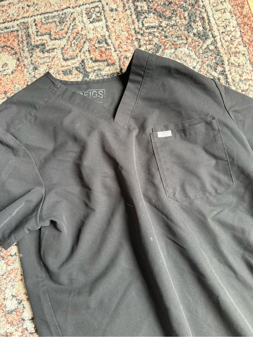 FIGS Black V-Neck Scrub Top large (imperfections)